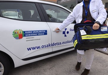 Un facultativo junto a un vehículo oficial de Osakidetza.