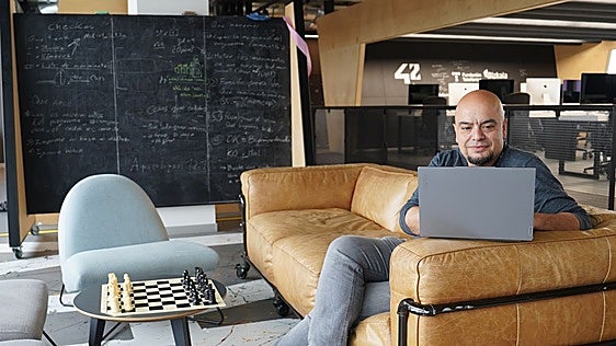 El salto a la piscina laboral de Iván: de productor audiovisual a programador informático en sólo 15 meses