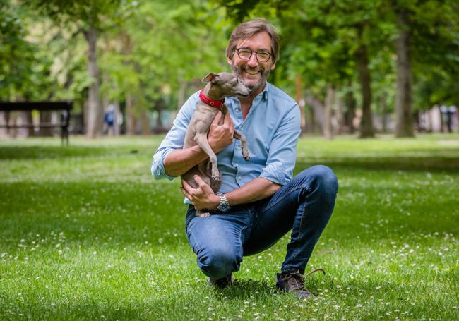 Iñaki Oyarzábal con su perro Curro, un galgo italiano.