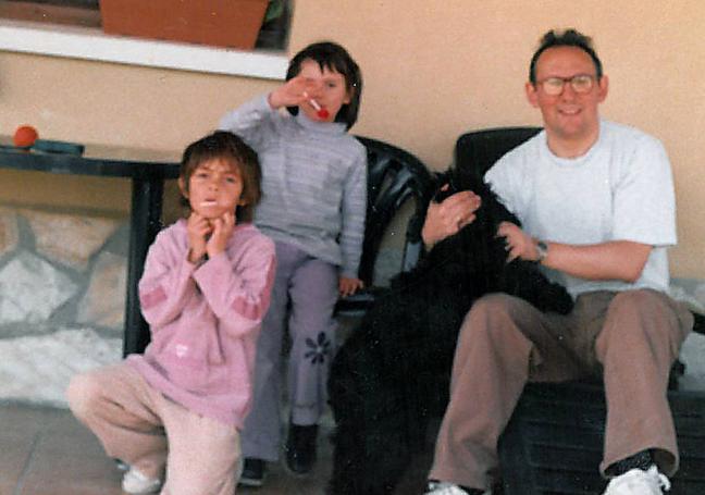 Ramiro González acompañado de sus hijas y de su perro Posky, un setter irlandés.