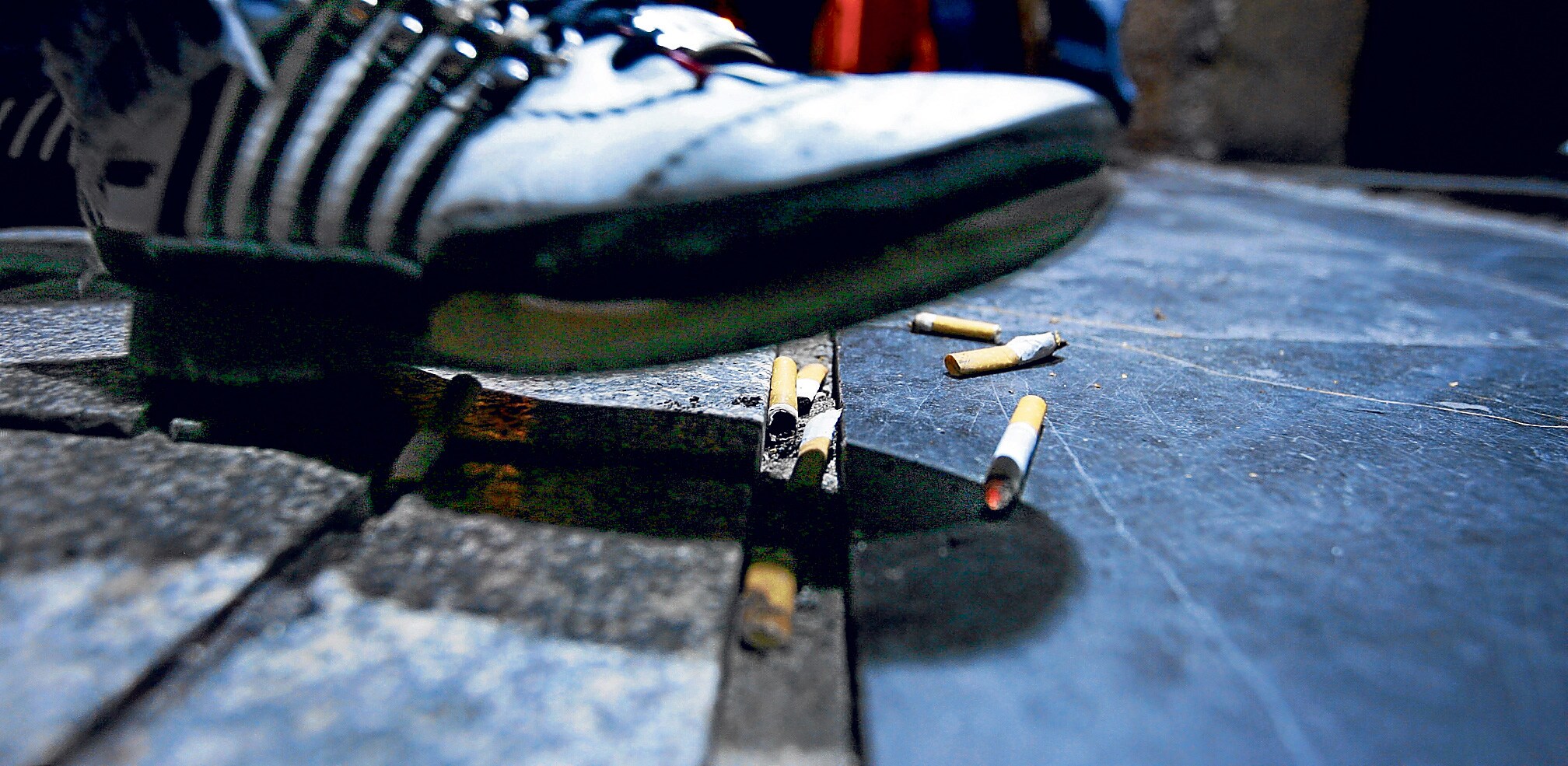Colillas de cigarrillos acumuladas en una calle céntrica de Logroño.