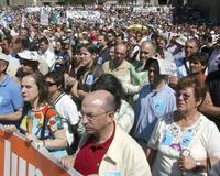 Miles de personas se manifiestan contra el "terrorismo incendiario" en Galicia