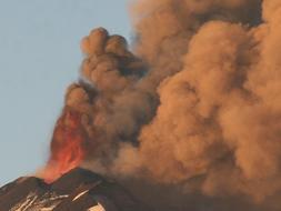 Vista del volcán Llaima, que entró erupción ayer, a unos 680 kilómetros al sur de Santiago de Chile, en la sureña región chilena de La Araucanía. /EFE