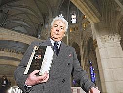El novelista galés Ken Follett durante  la presentación de la edición castellana de su última obra en la catedral Santa María de la capital vasca. /EFE