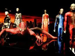 Los superhéroes de Hollywood han inspirado a los grandes diseñadores que han reinventado sus trajes y ahora los exponen en el Museo Metropolitan de la Gran Manzana./ EFE