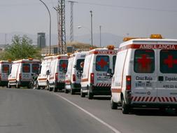 Varias ambulancias en las cercanías del aeropuerto de Barajas para atender a los heridos en el accidente de avión. EFE