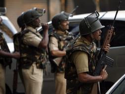 La Policía india apostada a las puertas del hotel Taj. /Afp