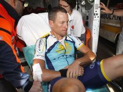 Armstrong se rompe la clavícula en una caída