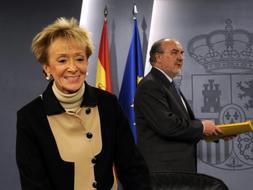 Los dos vicepresidentes del Gobierno, María Teresa Ferndández de la Vega y Pedro Solbes, han comparecido tras el Consejo de Ministros extraordinario. / Afp