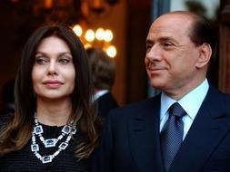 El matrimonio formado por el primer ministro italiano Silvio Berlusconi y la actriz Veróonica Lario, en una de sus últimas imágenes juntos. / Ap