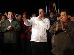 El presidente de Honduras, Manuel Zelaya (c), llega al Aeropuerto Internacional de Managua (Nicaragua), donde ha sido recibido por los presidentes Hugo Chávez (d), de Venezuela; Rafael Correa, de Ecuador y el anfitrión de Nicaragua, Daniel Ortega (i). / Efe