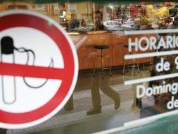 La ministra Jiménez espera llevar adelante la modificación de la Ley Antitabaco,  y evitar así que el humo invada los espacios públicos. / Archivo