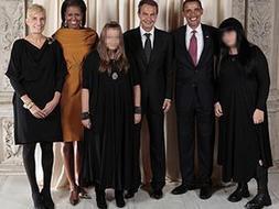 Fotografía censurada por la Moncloa del presidente del Gobierno, su esposa y sus dos hijas, Laura y Alba, posando con los Obama. / CASA BLANCA