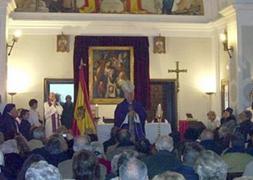 El obispo Alcalá celebra una misa con una bandera franquista en el altar