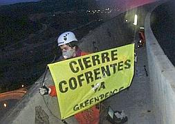 Activistas de Greenpeace escalan hasta la torre de la central de Cofrentes para reclamar su cierre