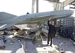 Un oficial de la Marina libia inspecciona la situación en la que ha quedado una instalación del ejército. / Efe