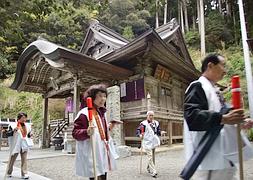 Varios peregrinos, de ruta por la isla de Shikoku. / Foto: Archivo | Vídeo: YouTube