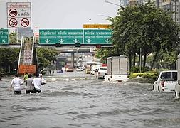 Las inundaciones fuerzan más evacuaciones en Tailandia