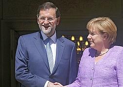 Merkel y Rajoy, en las escaleras de La Moncloa. / Andrea Comas (Reuters)