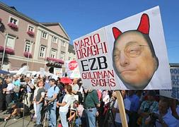 Varios de los manifestantes han atacado la postura de Draghi. / Reuters