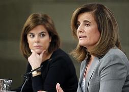 Sáenz de Santamaría y Báñez, en la rueda de prensa. / Efe | Atlas