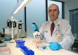 El doctor Gustavo Ossola participa en el proyecto 'AngeLab'. / Abel Alonso (Efe)