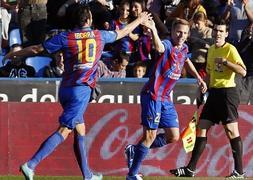 El defensa alemán del Levante Christian Lell celebra un gol ante el Athletic. / Efe