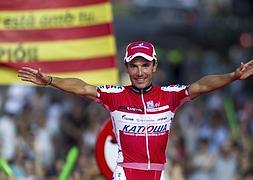 Joaquim "Purito" Rodríguez celebra su tercer puesto en la Vuelta a España 2012, desde el podio. / Efe