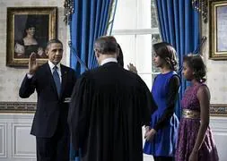 Obama jura oficialmente el cargo ante su mujer y sus hijas. / Reuters | Vídeo: Atlas
