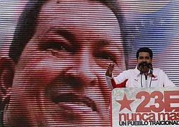 Maduro, acompañado por una imagen de Chávez. / Reuters