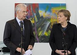 Mario Monti y Angela Merkel, durante su comparecencia ante la prensa. / John MacDougall (Afp)