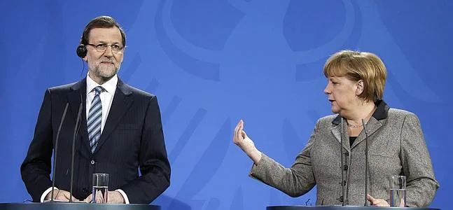 Rajoy, junto a Merkel en Berlín. / Fabrizio Bensch (Reuters) | Atlas