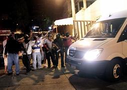 La Policía traslada a las turistas españolas en una furgoneta. / Pedro Pardo (Afp)