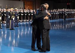Barack Obama abraza a Leon Panetta. / Martin H. Simon (Efe)