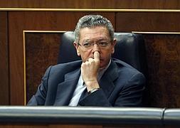 El ministro de Justicia, Alberto Ruiz-Gallardón, durante un sesión de control al Gobierno. / Efe