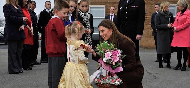 La duquesa de Cambridge saluda a una niña. / Afp | Vídeo: Ep