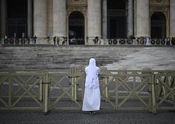 Una monja rezando en el Vaticano. / Afp