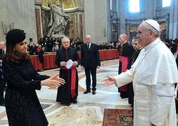 Francisco saluda a Cristina Fernández tras la misa de inicio de Pontificado. / Efe