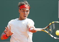 Nadal devuelve una pelota en los cuartos de final de Montecarlo. / Valery Hache (AFP)