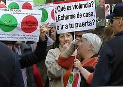 Activistas antidesahucios en una protesta. / Efe | Vídeo: Europa Press