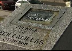 Pintadas en el monolito de Casillas en Móstoles. / TVE