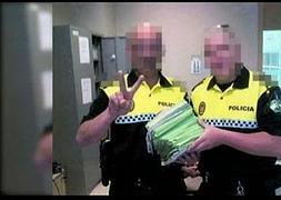 Dos agentes de la Policía Local de Sevilla muestran las multas. / Foto y vídeo: Atlas