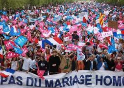 Cientos de personas recorren las calles de París en contra de la unión homosexual. / Afp