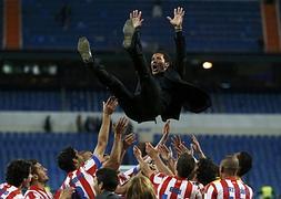Simeone, manteado por sus jugadores. / Sergio Pérez (Reuters)