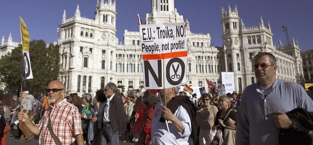 Manifestación contra la troika en Madrid. / Foto: Sergio Barrenechea (Efe) | Vídeo: Atlas