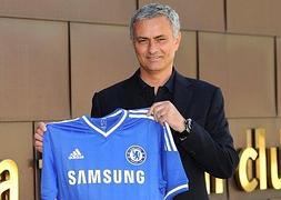 Fotografía difundida por la página web del Chelsea, donde Mourinho posa con la camiseta de su nuevo club