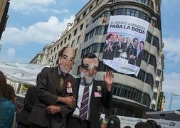 Activistas de Greenpeace, durante el acto de protesta en Madrid. / R. C.