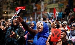 Mujeres protestando en la plaza Tahrir durante las manifestaciones del pasado domingo./ Reuters
