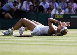 La alemana Sabine Lisicki celebra su victoria ante Agnieszka Radwanska. / Kerim Okten (EFE)