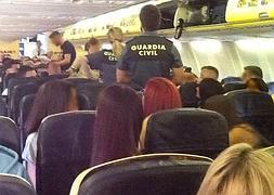 Agentes de la Guardia Civil identifican a los pasajeros que generaron problemas en el vuelo. / D. R.